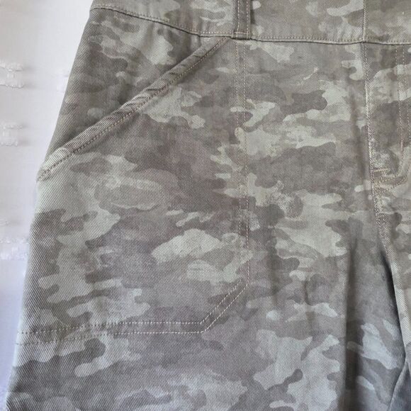 Spanx Camo On the Go Shorts - Size M - Picture 2 of 7